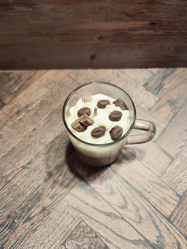 WhatsApp Image 2025-10-20 at 11.30.04_12a22d5f “Coffee Latte” – Κερί σε κούπα με σαντιγί και κόκκους καφέ