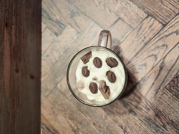 WhatsApp Image 2025-10-20 at 11.30.04_b9833855 “Coffee Latte” – Κερί σε κούπα με σαντιγί και κόκκους καφέ